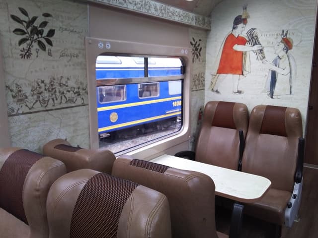 ペルーレイルの列車内