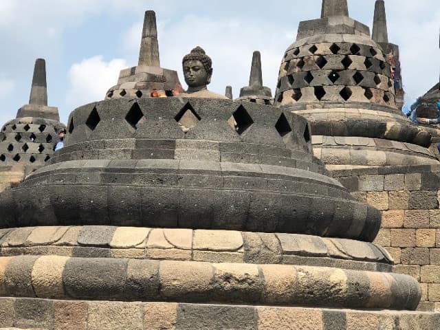 ボロブドゥール寺院遺跡の仏像