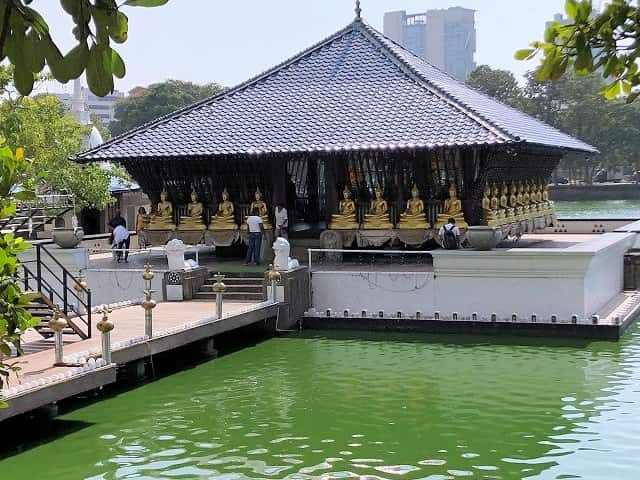 シーマ・マラカヤ寺院の昼