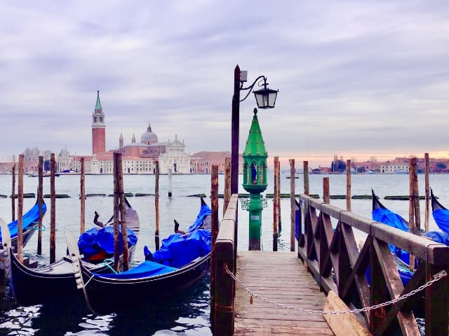 イタリアのヴェネツィアの湖畔