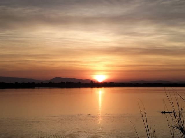 ラオスのメコン川の夕焼け