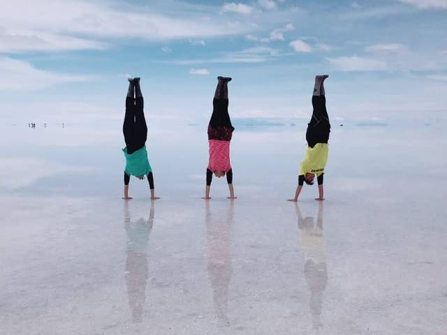 ウユニ塩湖で逆立ち