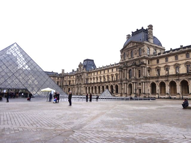 フランスの首都パリのルーブル美術館