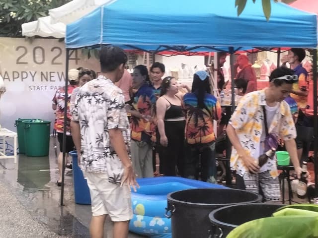 ラオスの水かけ祭りの服装