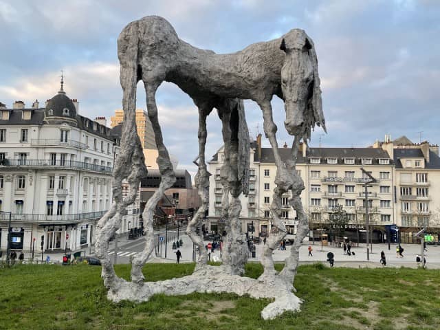 フランスのレンヌ駅前