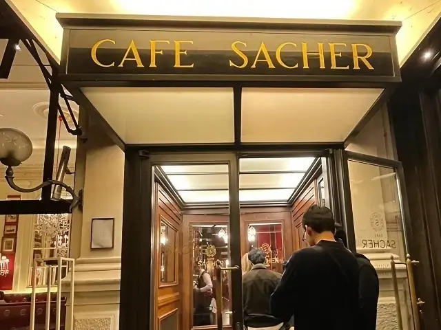 カフェ・ザッハー入り口前
