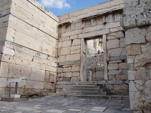 現代と古代をつなぐ門 ブーレの門
