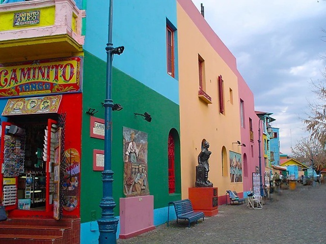色鮮やかなタンゴの街並みカミニート