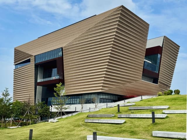 日本には無い奇抜な建築「香港故宮文化博物館」