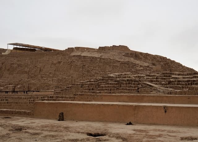 リマ市内に残る古代遺跡ワカ・プクヤーナ