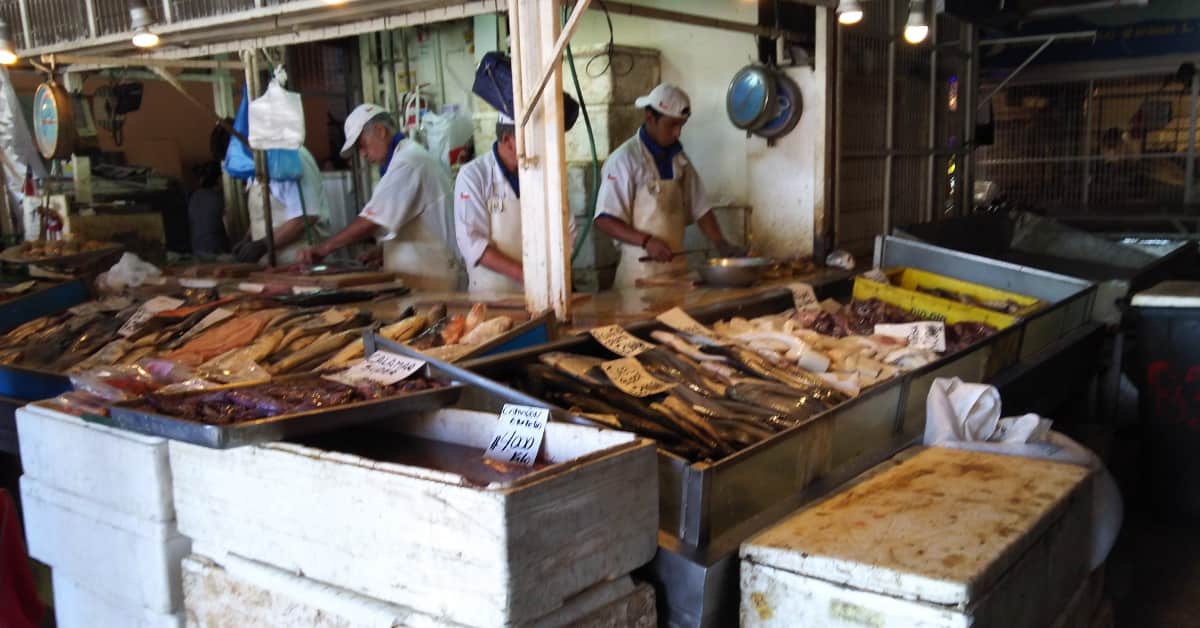 サンティアゴ中央市場内の新鮮な魚介類