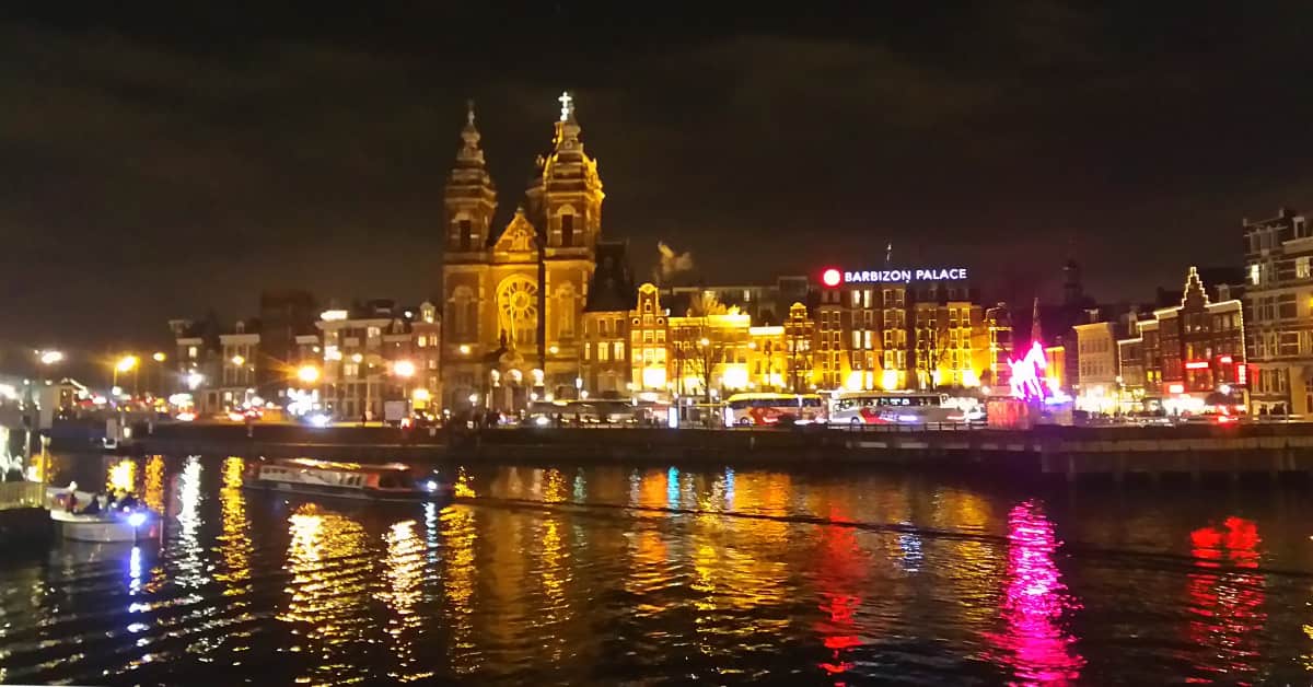 オランダのアムステルダムの運河と夜景