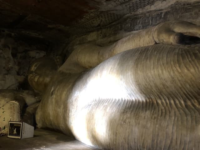 ダンブッラの石窟寺院の涅槃仏