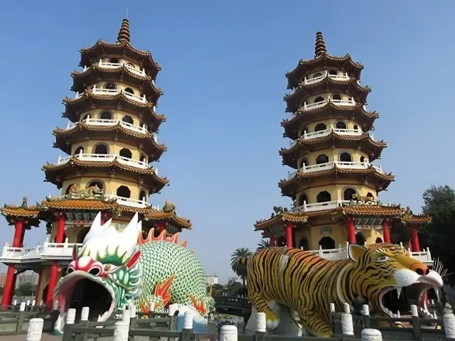 台湾の高雄にある龍虎塔