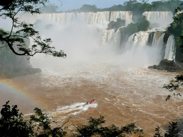 イグアスの滝のボートツアー