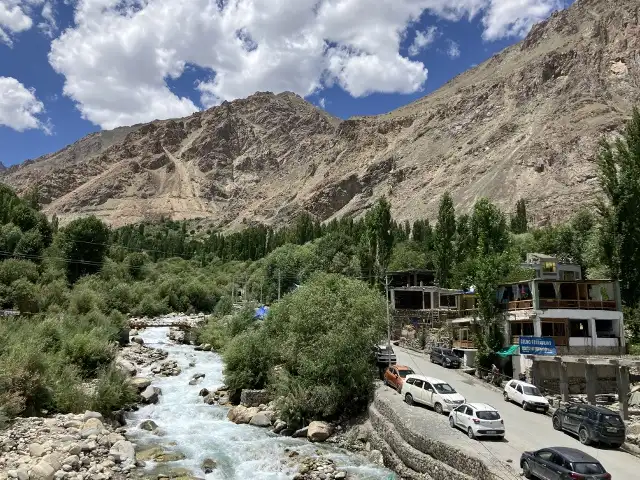 川のそばは冷気があり、天然ミストに癒やされる