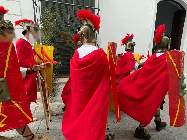 マントを翻しながら行進する兵士たち