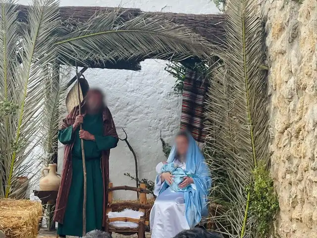 イエスの誕生を観客に祝福されるヨセフとマリア