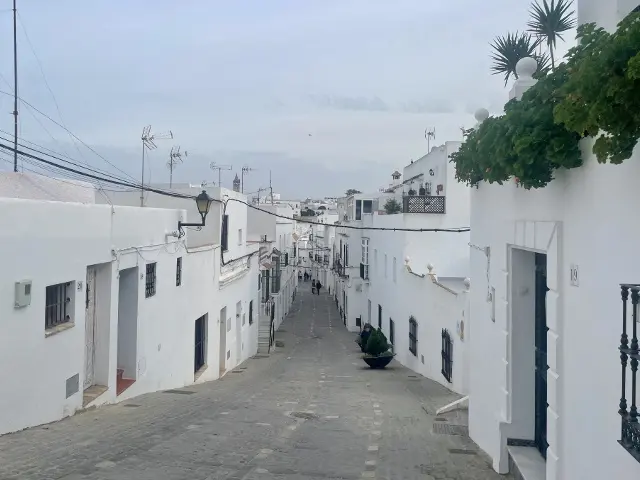 白い壁の街と石畳の坂道