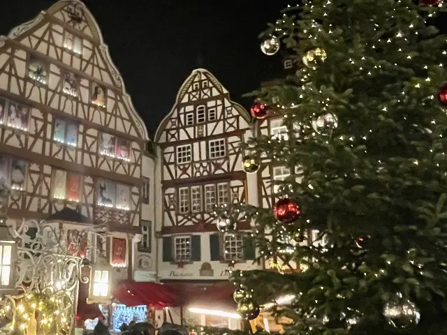 巨大アドベントカレンダーや輝くクリスマスツリー、賑わう屋台