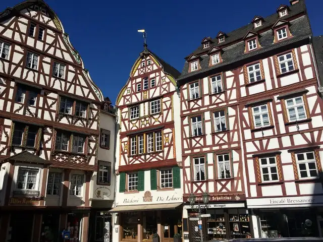 ベルンカステルの旧市街の木組みの家が並ぶ広場