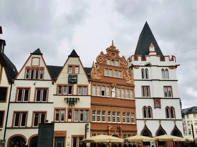 トリーアの中央広場に並ぶ歴史的建物