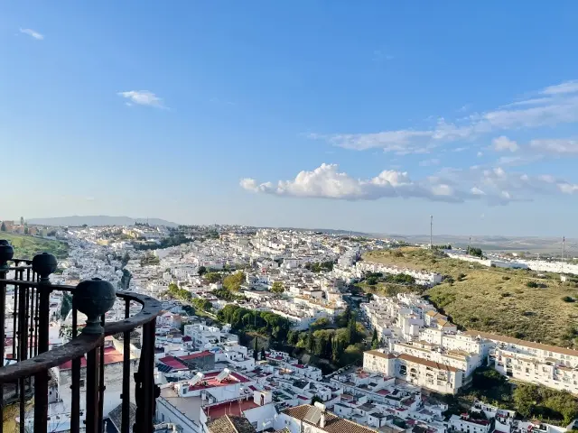 サンタ・マリア教会の鐘楼から見下ろす白い街並み