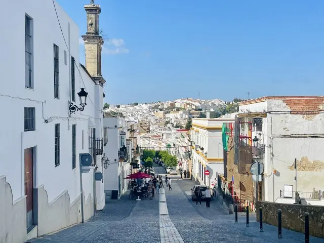 アルコス・デ・ラ・フロンテーラの旧市街（手前）と、その向こうに続く新市街（奥）