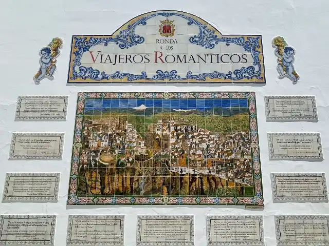 旅人たちの言葉とロンダの街並みを描いたタイル画(アズレホ)