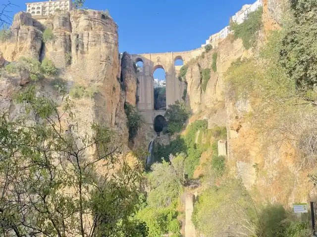 断崖下から見上げるヌエボ橋