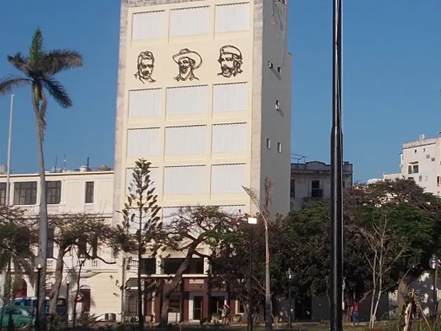 革命の英雄の3人が描かれたビル