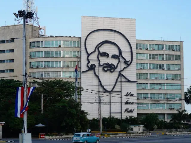 キューバの首都ハバナの通信省ビルのカミーロ・シエンフエゴス