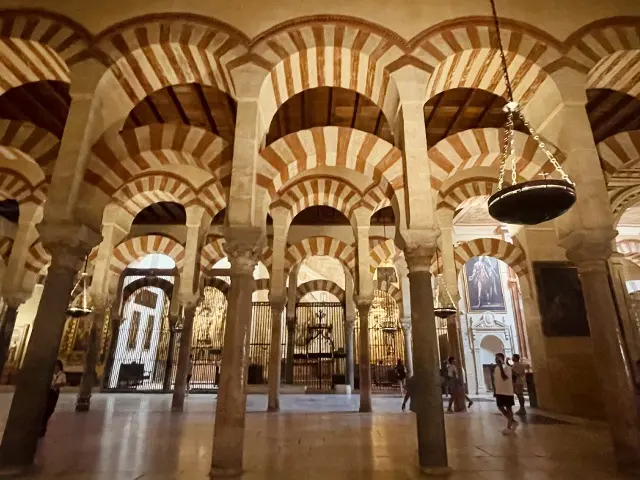 メスキータ内部の柱廊(円柱の森)