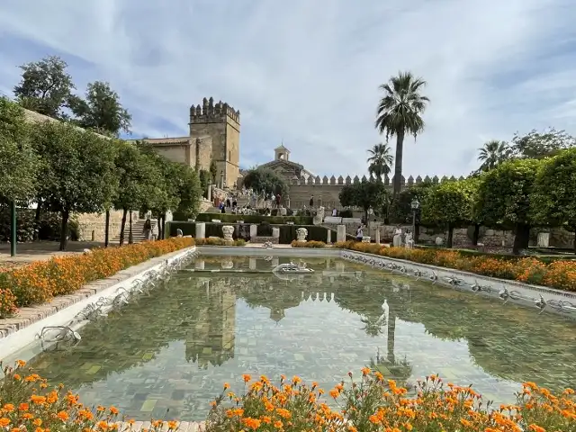 アルカサルと美しく整えられた庭園