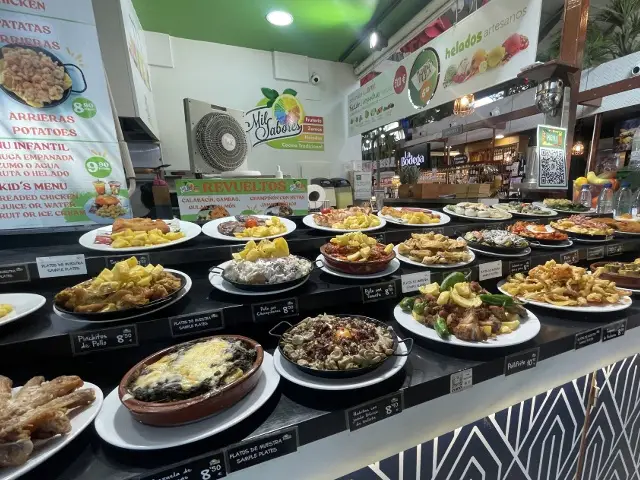 ビクトリア市場に並ぶタパス