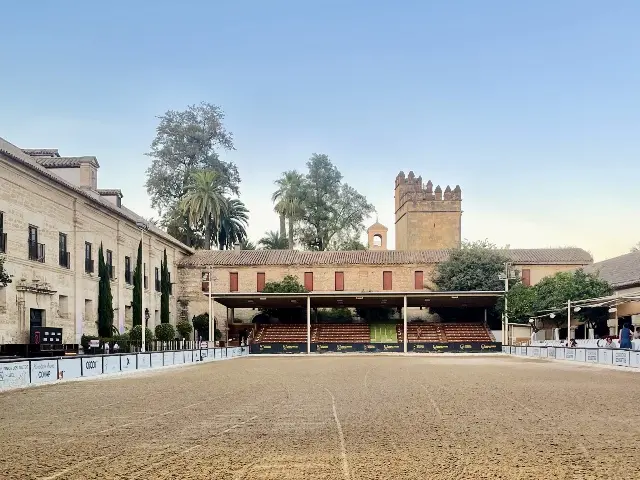 馬術ショー前の会場の様子